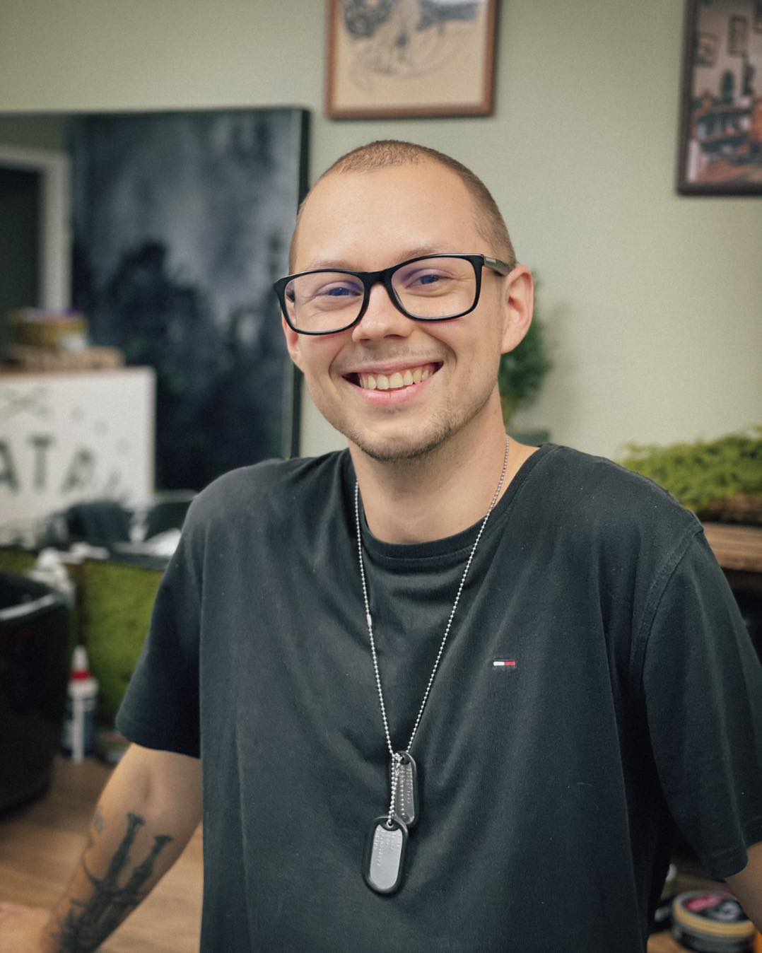 Adam, wataha, barber shop opole, barber, strzyżenie, strzyżenie opole, brody, golenie brody opole, męskie klimaty, golenie brzytwą, pielęgnacja brody, ścięcie włosów, o nas, poznaj nasz zespół.