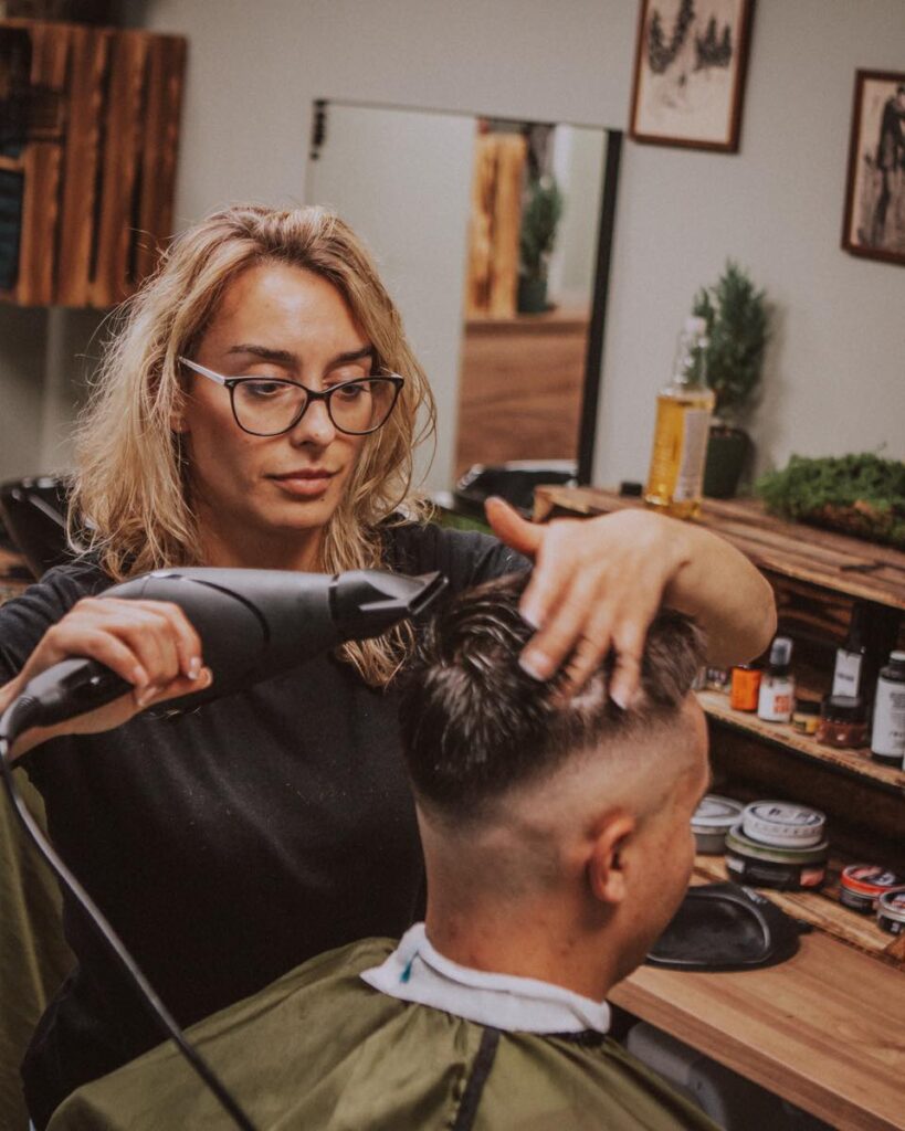 Justyna, menagerka wataha, wataha, barber shop opole, barber, strzyżenie, strzyżenie opole, brody, golenie brody opole, męskie klimaty, golenie brzytwą, pielęgnacja brody, ścięcie włosów, o nas, poznaj nasz zespół.