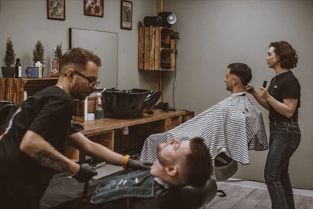 wataha, barber shop opole, barber, strzyżenie, strzyżenie opole, brody, golenie brody opole, męskie klimaty, golenie brzytwą, pielęgnacja brody, ścięcie włosów.