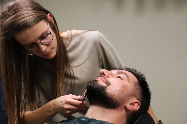 wataha, barber shop opole, barber, strzyżenie, strzyżenie opole, brody, golenie brody opole, męskie klimaty, golenie brzytwą, pielęgnacja brody, ścięcie włosów.