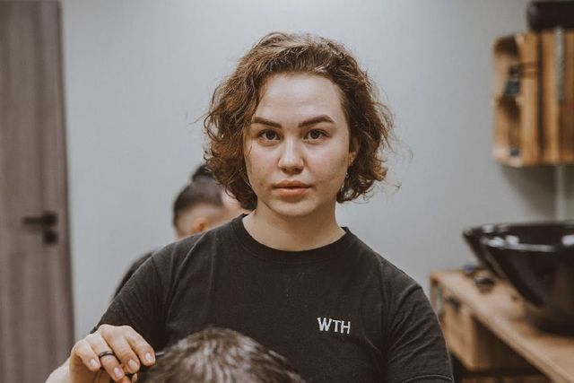Sara, wataha, barber shop opole, barber, strzyżenie, strzyżenie opole, brody, golenie brody opole, męskie klimaty, golenie brzytwą, pielęgnacja brody, ścięcie włosów, o nas, poznaj nasz zespół.