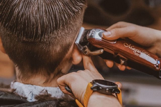 wataha, barber shop opole, barber, strzyżenie, strzyżenie opole, brody, golenie brody opole, męskie klimaty, golenie brzytwą, pielęgnacja brody, ścięcie włosów.