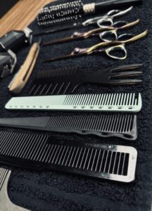 barber shop opole, barber opole, fryzjer opole, fryzjer męski opole, narzędzie barber, cięcie brody opole, męskie cięcie opole, brzytwa, nożyczki fryzjerskie, trymetr