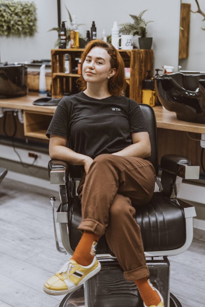 Sara, wataha, barber shop opole, barber, strzyżenie, strzyżenie opole, brody, golenie brody opole, męskie klimaty, golenie brzytwą, pielęgnacja brody, ścięcie włosów, o nas, poznaj nasz zespół.
