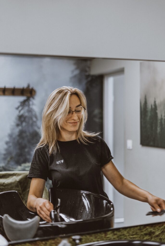 Justyna, menagerka wataha, wataha, barber shop opole, barber, strzyżenie, strzyżenie opole, brody, golenie brody opole, męskie klimaty, golenie brzytwą, pielęgnacja brody, ścięcie włosów, o nas, poznaj nasz zespół.